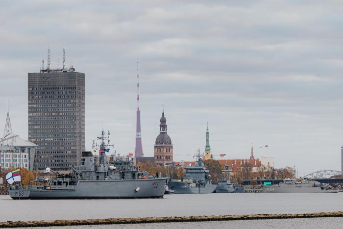 NATO 1. pastāvīgās jūras pretmīnu grupas (SNMCMG1) kuģi vizītē Rīgā, apliecinot NATO apņemšanos nodrošināt jūras drošību un kolektīvo aizsardzību Baltijas jūras reģionā