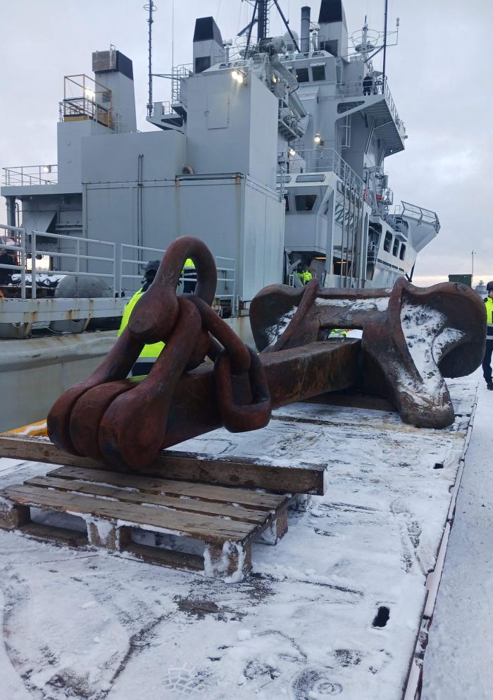 Somijas robežsardzes izdales materiāla attēlā redzams iespējamais naftas tankkuģa Eagle S enkurs uz HMS Belos klāja ārpus Porkkalanniemi, Somijā.