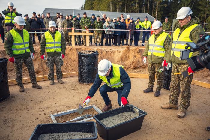 Atzīmējot militārā poligona “Sēlija” būvniecības uzsākšanu, poligona pirmajā kārtā paredzētajā teritorijā notiek piemiņas kapsulas iemūrēšana