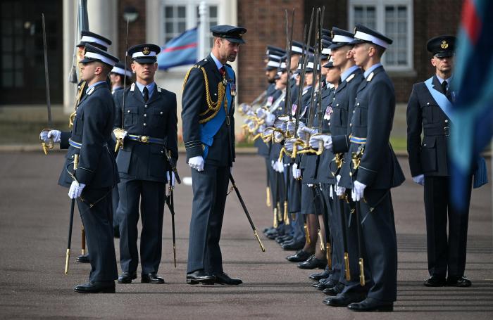 Velsas princis ar Karalisko gaisa spēku (RAF) koledžas kadetiem Suverēna parādē jeb izlaiduma ceremonijā.