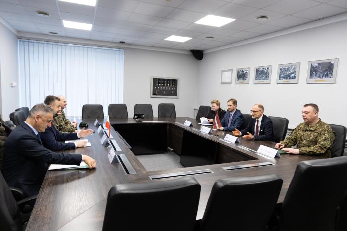 Militārajā bāzē “Ādaži” aizsardzības ministrs Andris Sprūds tiekas ar Polijas aizsardzības ministru Vladislavu Kosinjaku-Kamišu