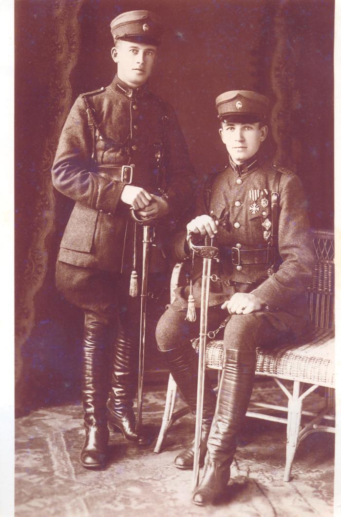 9. Rēzeknes kājnieku pulka virsseržanti - instruktori fotosalonā. 1920. gadu vidus.