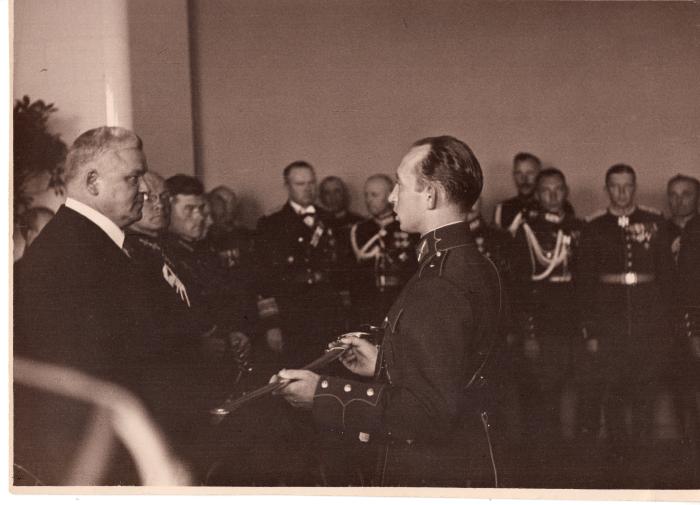 Kara skolas izlaidumā. K.Ulmanis pasniedz virsnieku zobenu leitnantam Bruno Bērziņam. Rīga, 1938.gads