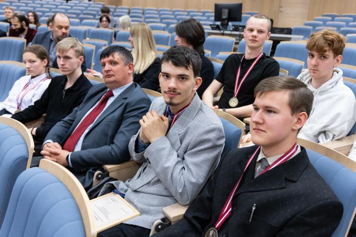 Apbalvotie jaunieši