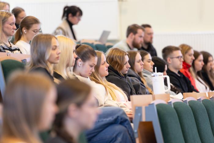 Foto: NBS rīkotā diskusija par visaptverošās valsts aizsardzību Valmierā Vidzemes Augstskolā / Gatis Dieziņš / Aizsardzības ministrija