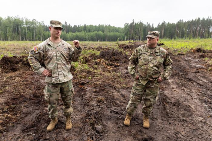 ASV pārstāvji aplūko poligonu