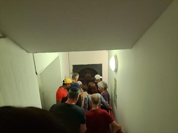 Izraēlas iedzīvotāji gaida gaisa trauksmes beigas drošajās telpās