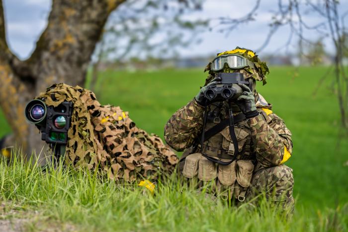 Pauls izlūko ar binokli