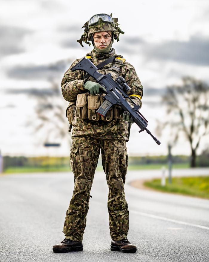 Pauls karavīra formā pilnā augumā