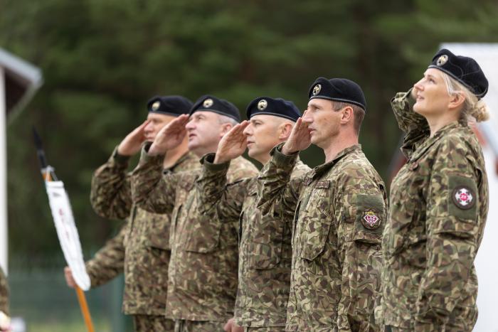 Karavīri dzied himnu