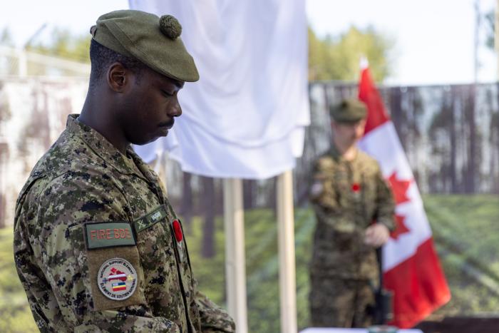 Karavīri pie bāzes zīmes