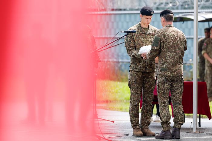 NBS Komandieris pasniedz maizes klaipu kontingenta komandierim