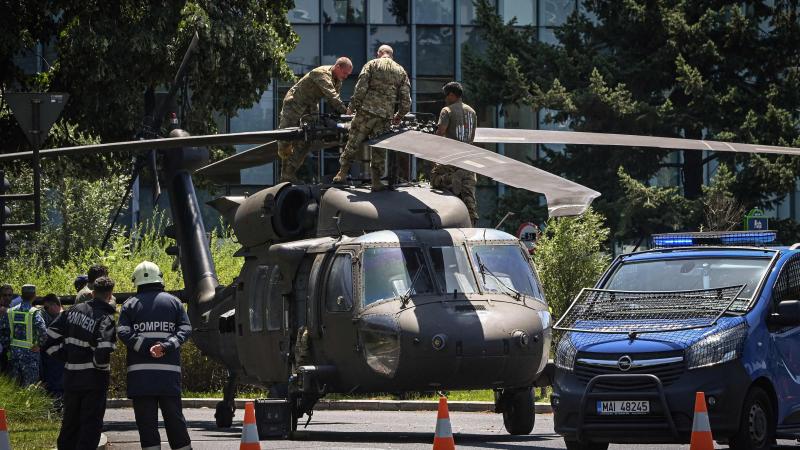 ASV Armijas helikopters UH-60 "Black Hawk" Bukarestes centrā