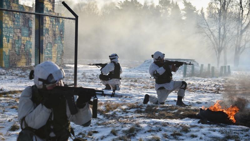 Krievijas bruņoto spēku karavīri militārajās mācībās