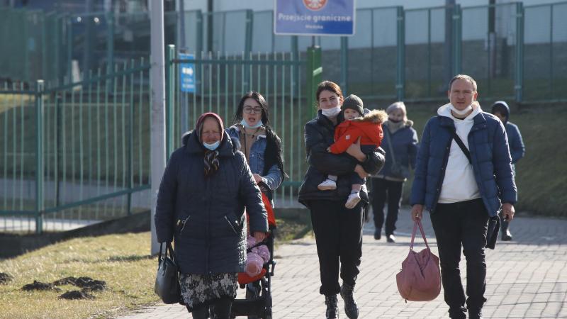 Ukrainas iedzīvotāji, šķērsojot Ukrainas-Polijas robežu