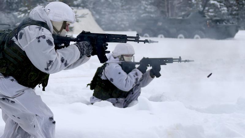 Krievijas bruņoto spēku karavīri militārajās mācībās