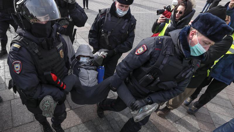 Protestos Krievijā tūkstošiem aizturētie