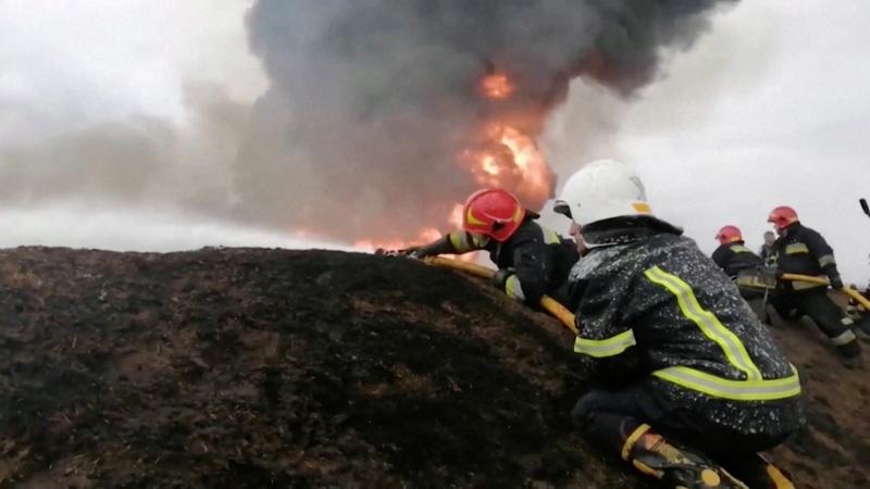 Ukrainas ugunsdzēsēji mēģina nodzēst ugunsgrēku pēc tam, kad Krievijas okupanti sabombardēja Vinnicas lidostu