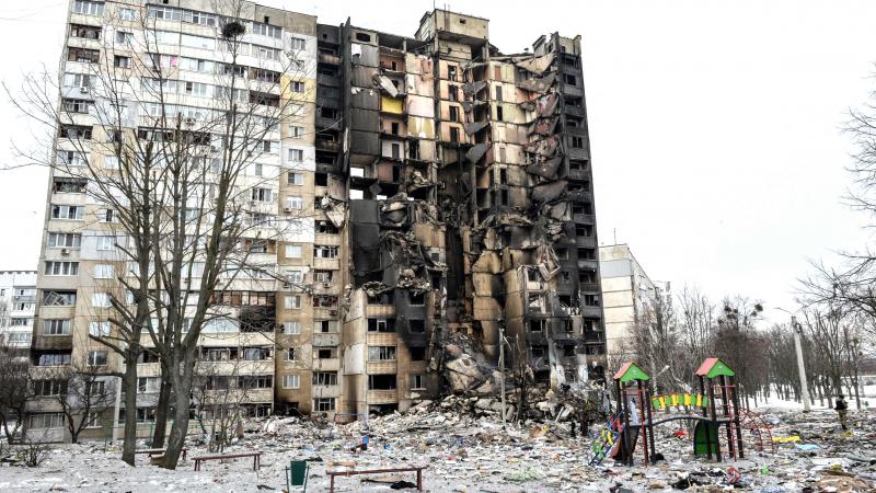 Krivijas okupantu spēku sabombardēta Harkivas dzīvojamā ēka