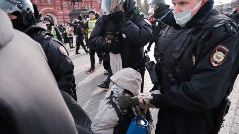 Maskavas policija un Rosgvardia karavīri brutāli apspiež pretkara demonstrāciju