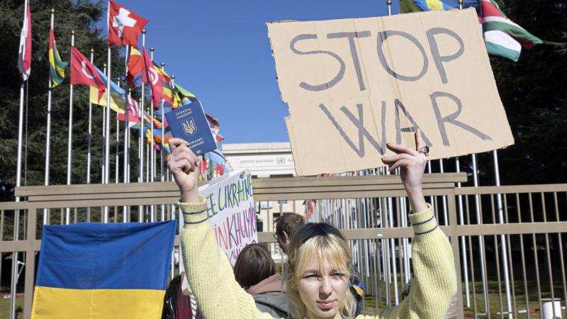 Pretkara protesti Ženēvā pie ANO mītnes