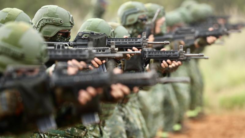 Taivānas armijas īpašo spēku karavīri militārajās mācībās netālu no Taipejas/Foto: EPA/Scanpix