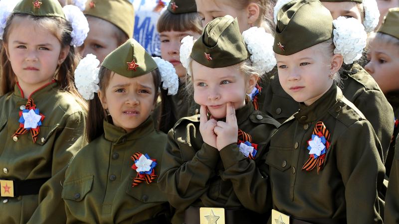 Nepilngadīgas meitenes Krievijā ietērptas stilizētās padomju karavīru formās piedalās tā sauktās "uzvaras dienas" svinībās Rostovā pie Donas