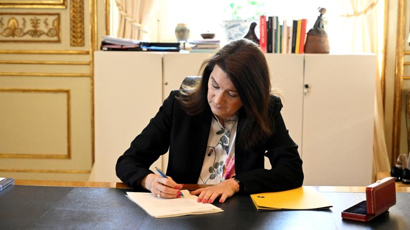 Zviedrijas ārlietu ministre Anna Linde paraksta pieteikumu valsts uzņemšanai NATO