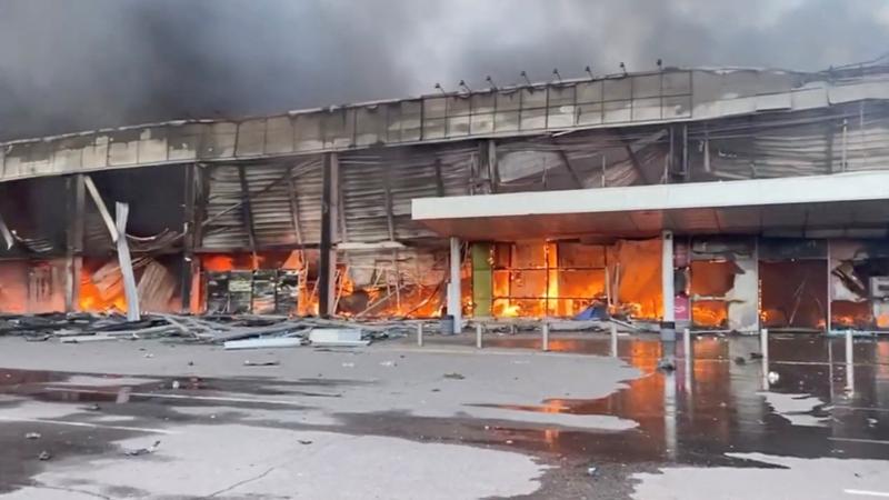 Krievijas karaspēka raķešu triecienā iznīcinātais tirdzniecības centrs Kremenčukā/Foto: via Reuters/Scanpix