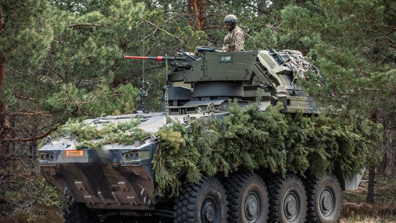 Dānijas bruņoto spēku bruņu transportieris mācībās Ādažu poligonā