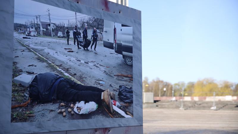 Lielformāta fotogrāfiju izstāde pie piminekļu kompleksa Uvaras parkā par Ukarinas kara ikdienu