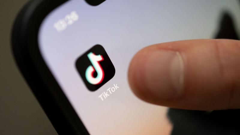 TikTok aplikācija telefonā