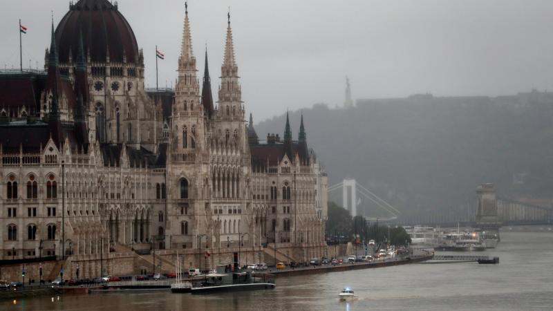 Ungārijas parlamenta ēka Budapeštā