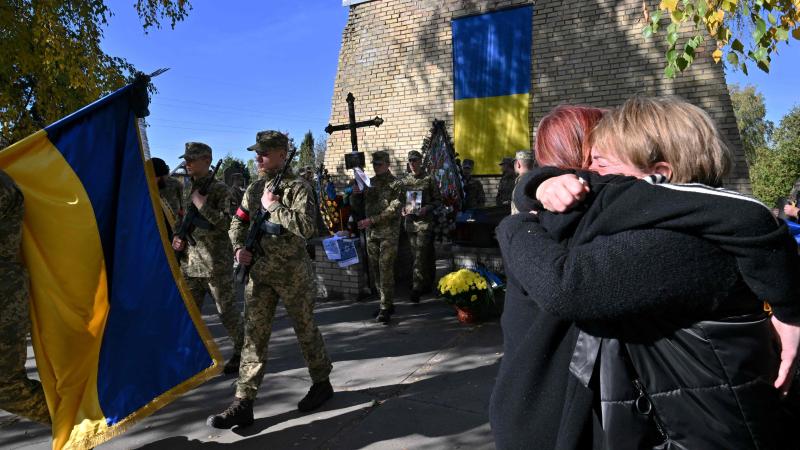 Iedzīvotāji atvadās no krievu okupantu nogalinātā tuvinieka