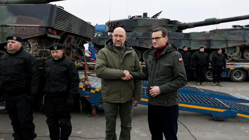 Ukrainas premjerministrs D. Šmihals un Polijas premjerministrs M. Moraveckis blakus pirmajiem tankiem “Leopard 2”, kas tika piegādāti Ukrainai Foto: Reuters/Scanpix