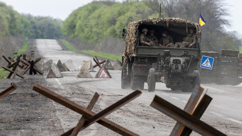 Ukrainas karavīri brauc uz fronti