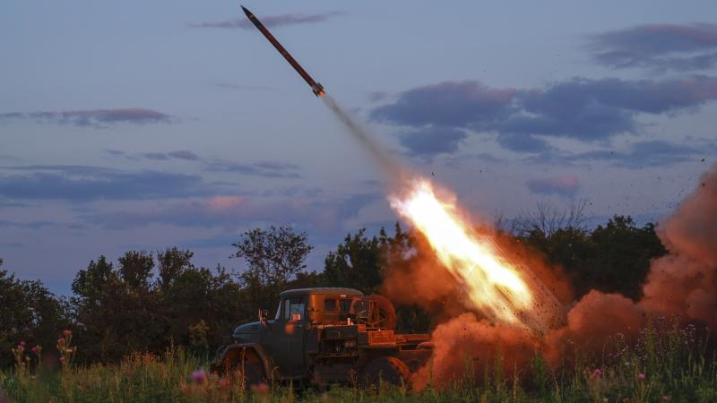 Ukrainas armijas raķešu palaišanas iekārta Grad šauj ar raķetēm uz Krievijas pozīcijām frontes līnijā pie Bahmutas