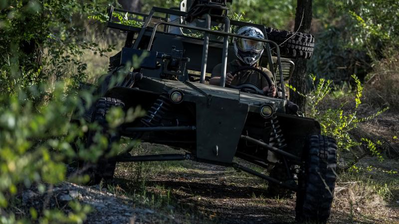 Brīvprātīgo radīta ātrā uzbrukuma transportlīdzeklis Ukrainas bruņotajiem spēkiem