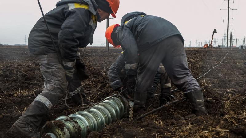 Ukrainas enerģētikas uzņēmumu darbinieki veic remontus pēc Krievijas uzbrukumiem