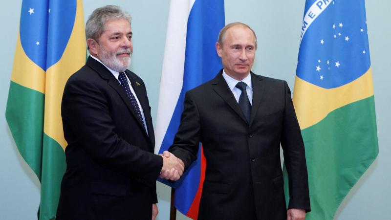 Brazīlijas prezidents Luiss Inasiu Lula da Silva pasniedz roku Krievijas diktatoram Vladimiram Putinam