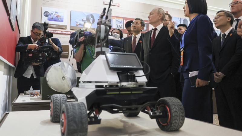 Krievijas diktators Vladimirs Putins Harbinas tehnoloģiju universitātē Ķīnā