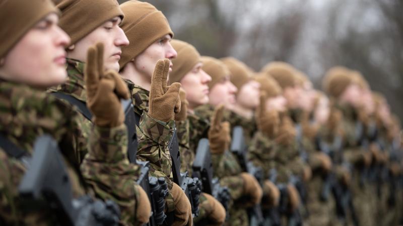 Valsts aizsardzības dienesta (VAD) iesaukuma karavīri dod karavīra zvērestu Foto: Gatis Dieziņš/Aizsardzības ministrija