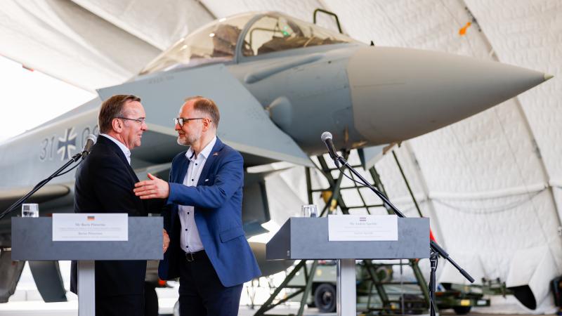 Vācijas un Latvijas aizsardzības ministri sarokojas