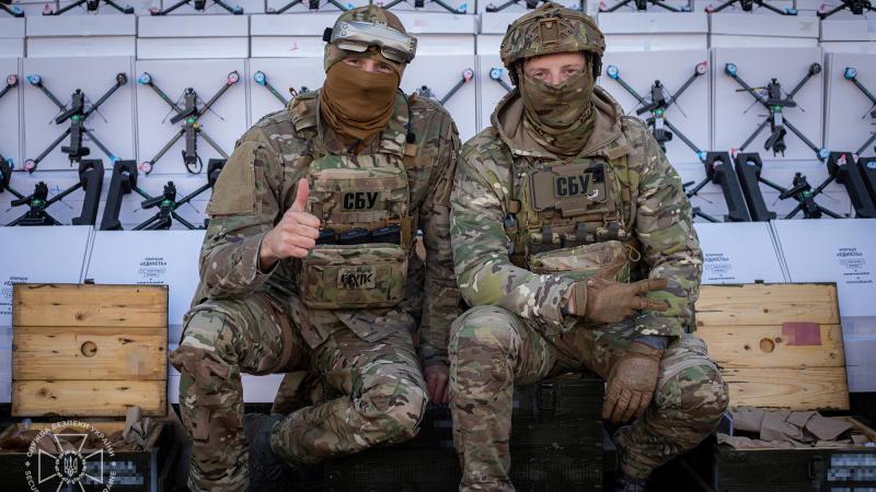 Ukrainas Drošības dienesta karavīri un viņu izmantotie droni