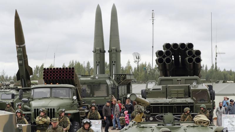 Krievijas iedzīvotāji aplūko ballistiskās raķetes