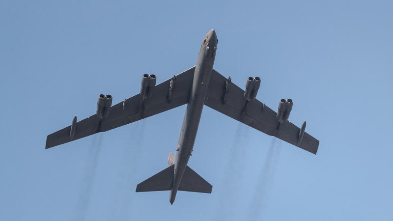 ASV stratēģiskā bumbvedēja B-52 pārlidojums