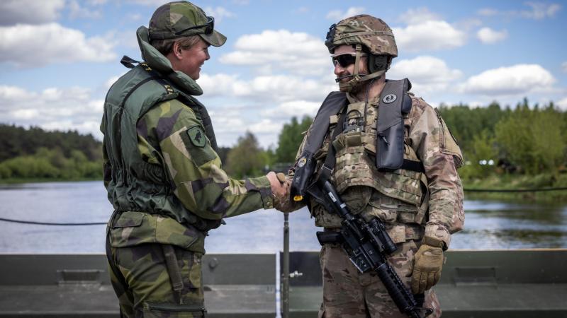 ASV un Zviedrijas karavīri militāro mācību laikā