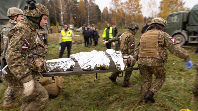 Militārie mediķi trenē savas prasmes mācības "Kurland 2023"