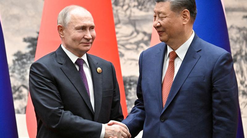 Krievijas un Ķīnas diktatoru rokasspiediens