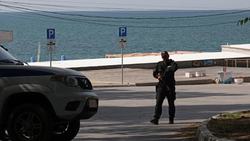 Policijas darbinieks patrulē pie Sevastopoles pludmales